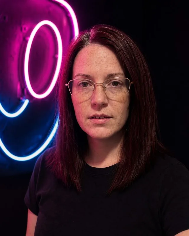 Neon studio: in front of a neon tube sign in a black t-shirt